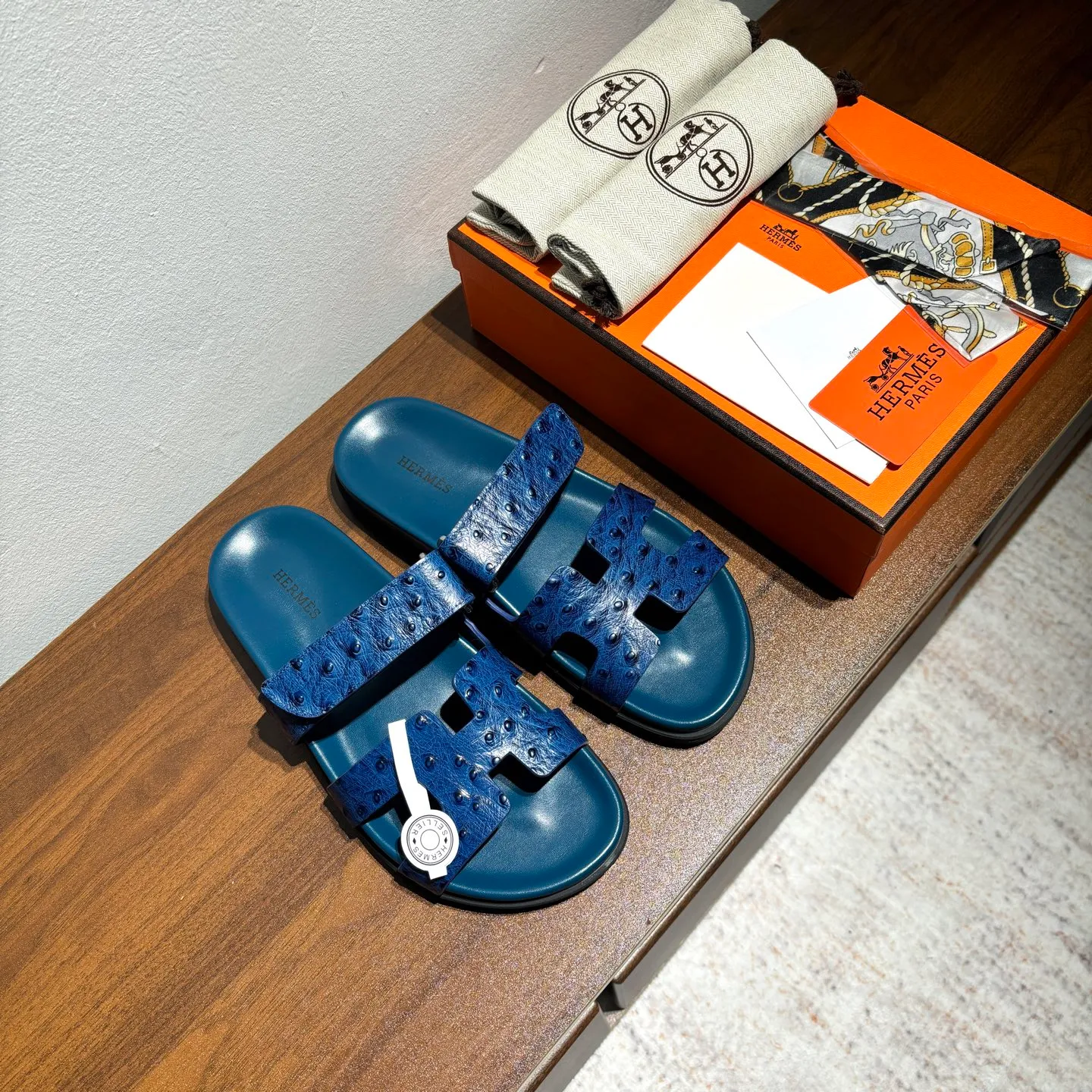 👟👟Ex-factory price 520👟👟 Men's size +10 Brand💗: HERMES Number💗: H8018-210199 Color💗: Ostrich pattern new color system Size 💗: 35 to 40 38-45 Upper material: imported calfskin Outsole material: Tpu anti-slip and wear-resistant outsole 🆕🆕🆕HERMES 2025 latest color matching, original purchased and dismantled, imported custom fabrics. All colors have been adjusted N times, striving to be zero different from the original! The top version for women 💰 Erjie's shoes that have become extremely popular recently - chypre sandals, which are comfortable for all ages and are cute and cute. Paired with various colored socks, it’s so trendy